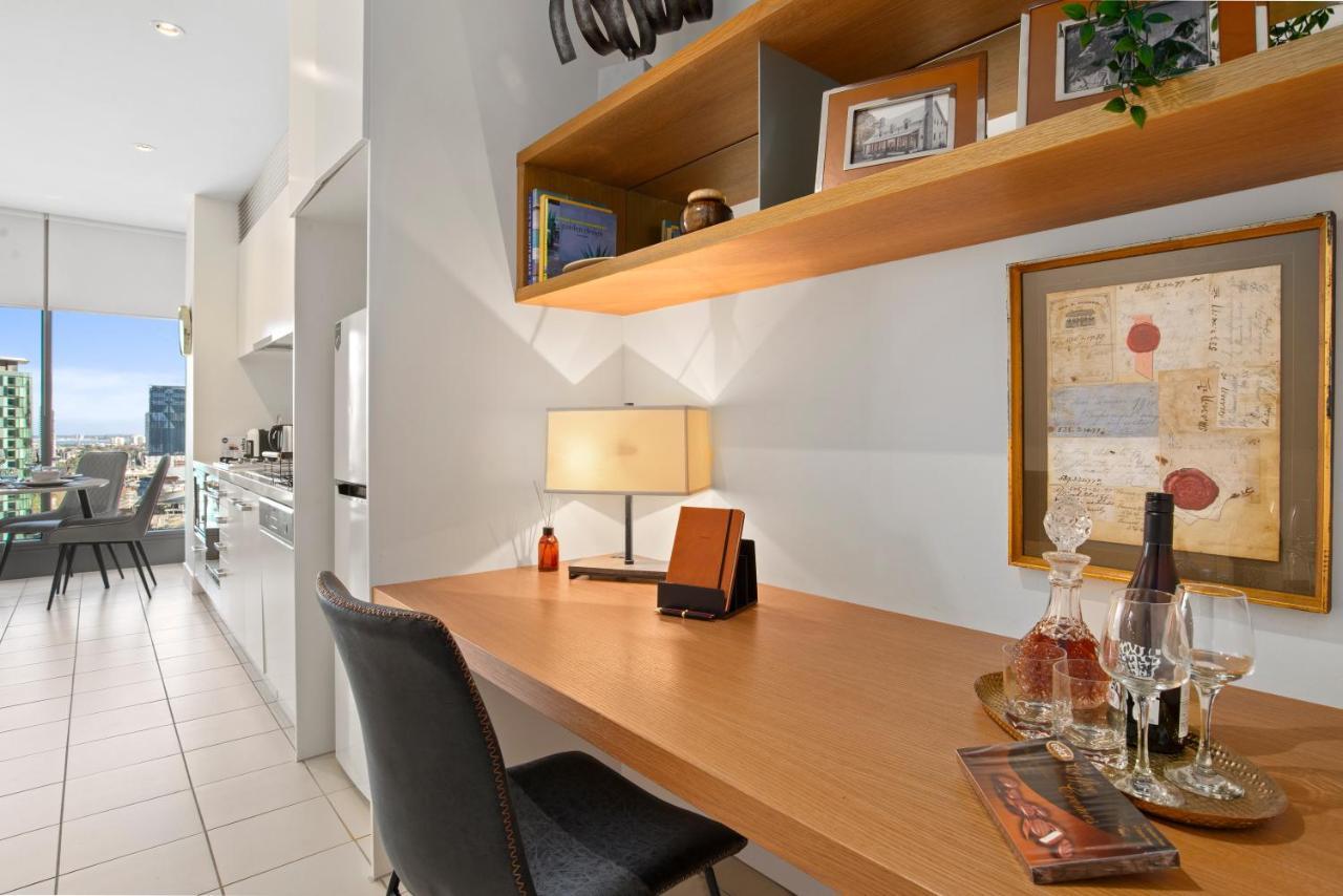 Sophisticated Designer Condo W River & City Views メルボルン エクステリア 写真